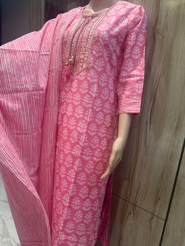 Three piece set in pink colour
